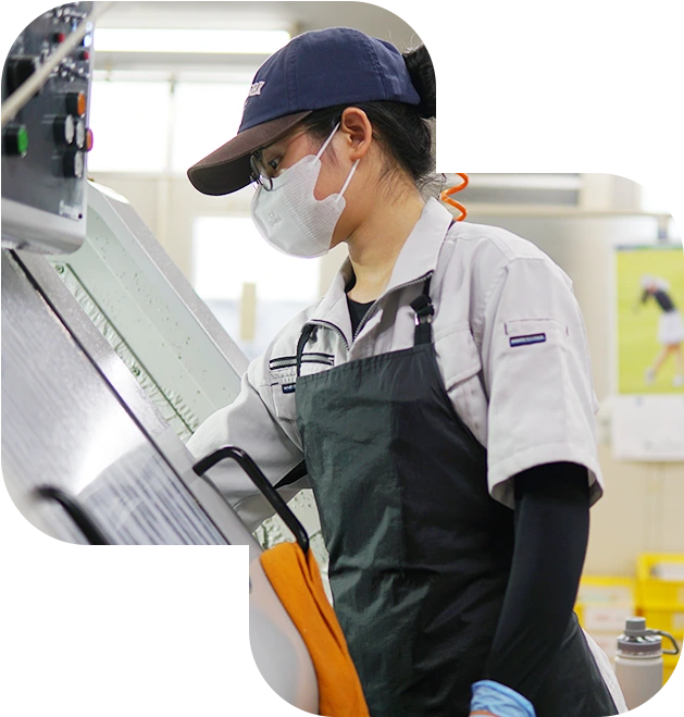 工作機械で精密加工を行うヤマス精機のスタッフ